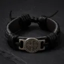 Pulsera de cuero marrón San Benito con medalla de protección central sobre fondo blanco.