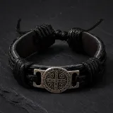 Pulsera de cuero marrón San Benito con medalla de protección central sobre fondo blanco.