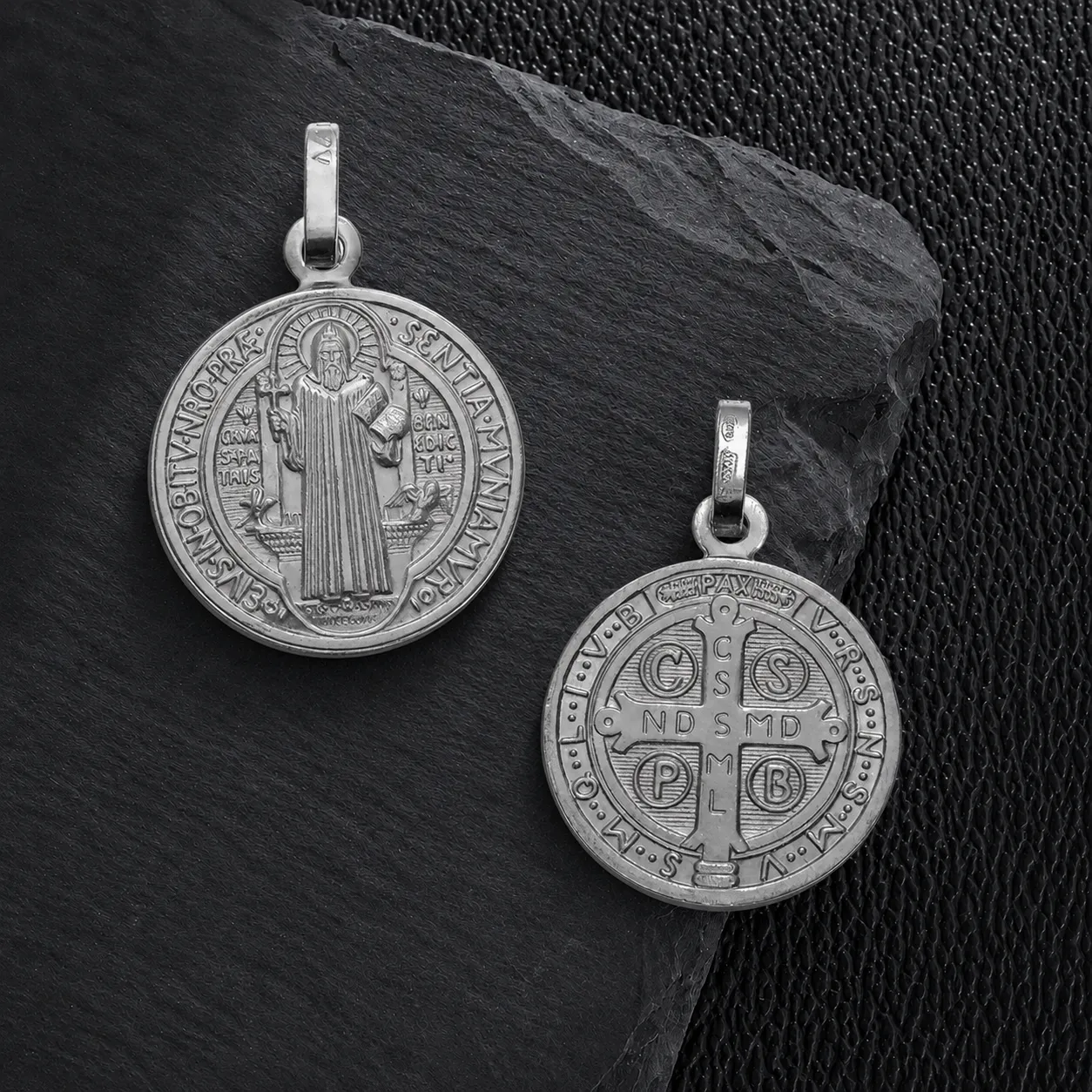 Ambas caras de medalla San Benito en plata italiana 925 original. - Vista principal