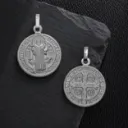 Ambas caras de medalla San Benito en plata italiana 925 original.