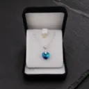 Collar de plata 925 con dije de corazón cristal Swarovski azul bermuda fondo blanco.