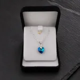 Collar de plata 925 con dije de corazón cristal Swarovski azul bermuda fondo blanco.