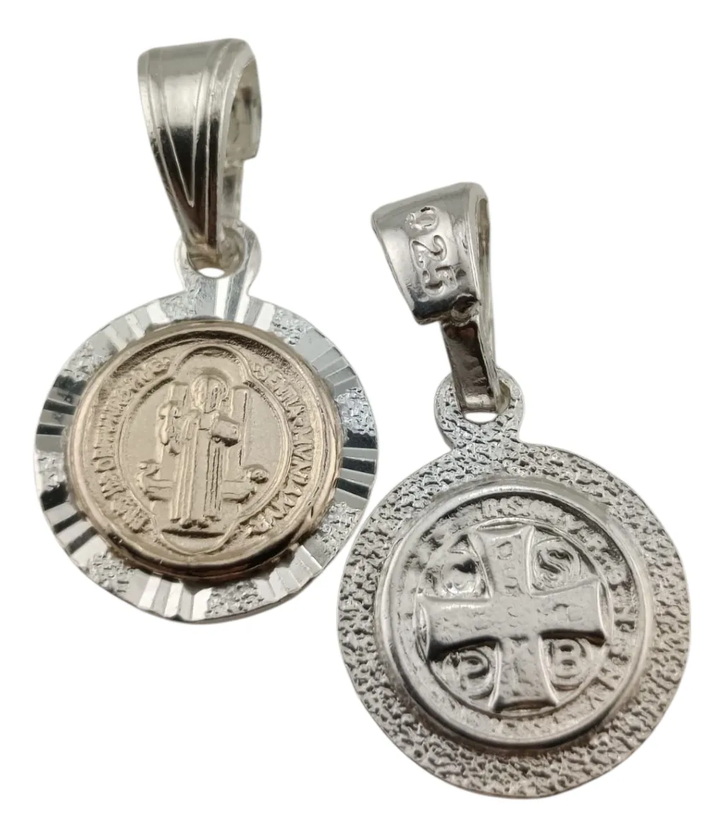 Vista de los dos lados de la medalla san benito para bebe