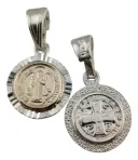 Vista de los dos lados de la medalla san benito para bebe