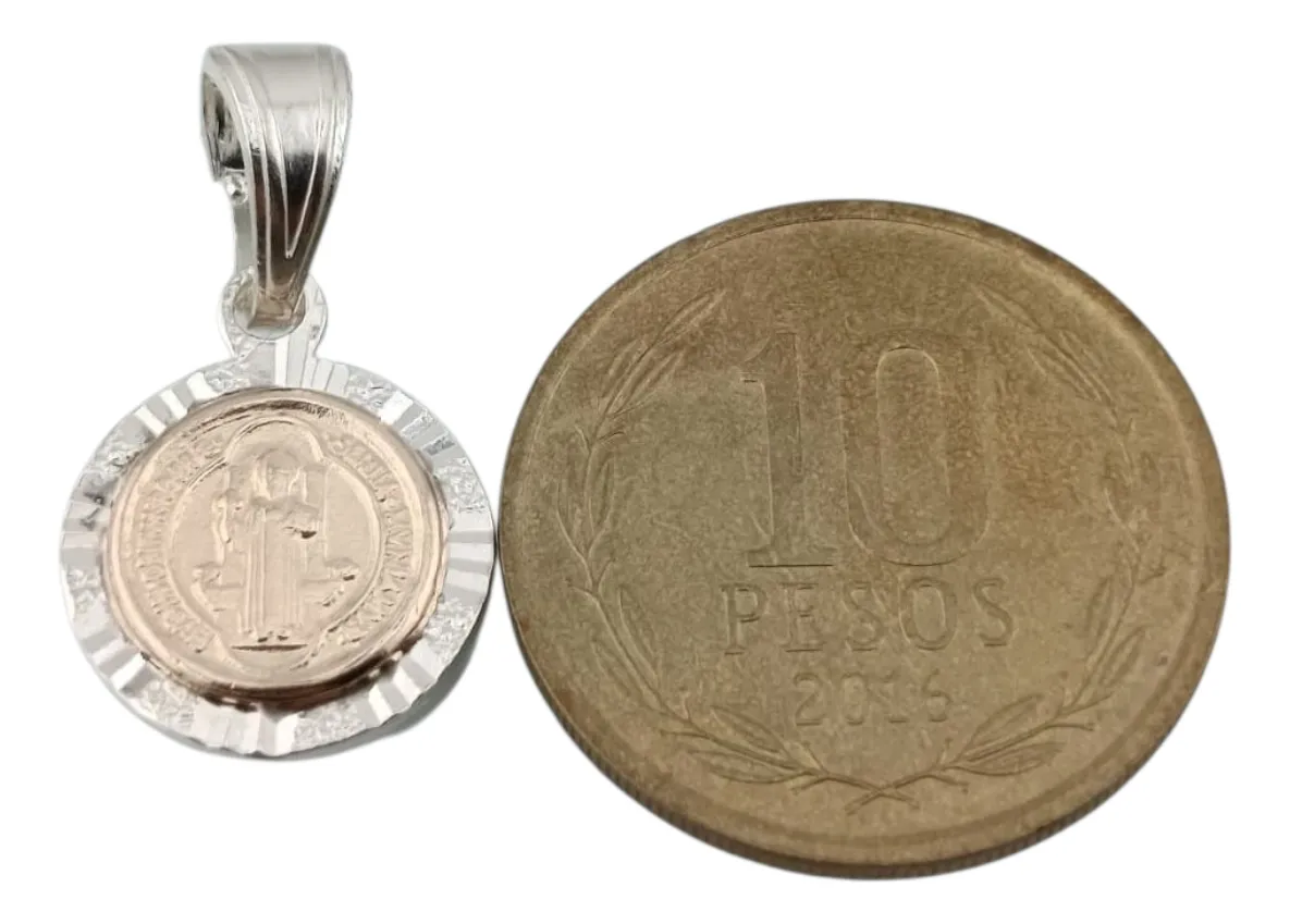 Medalla San Benito para Bebé siendo comparada con una moneda de 10 pesos