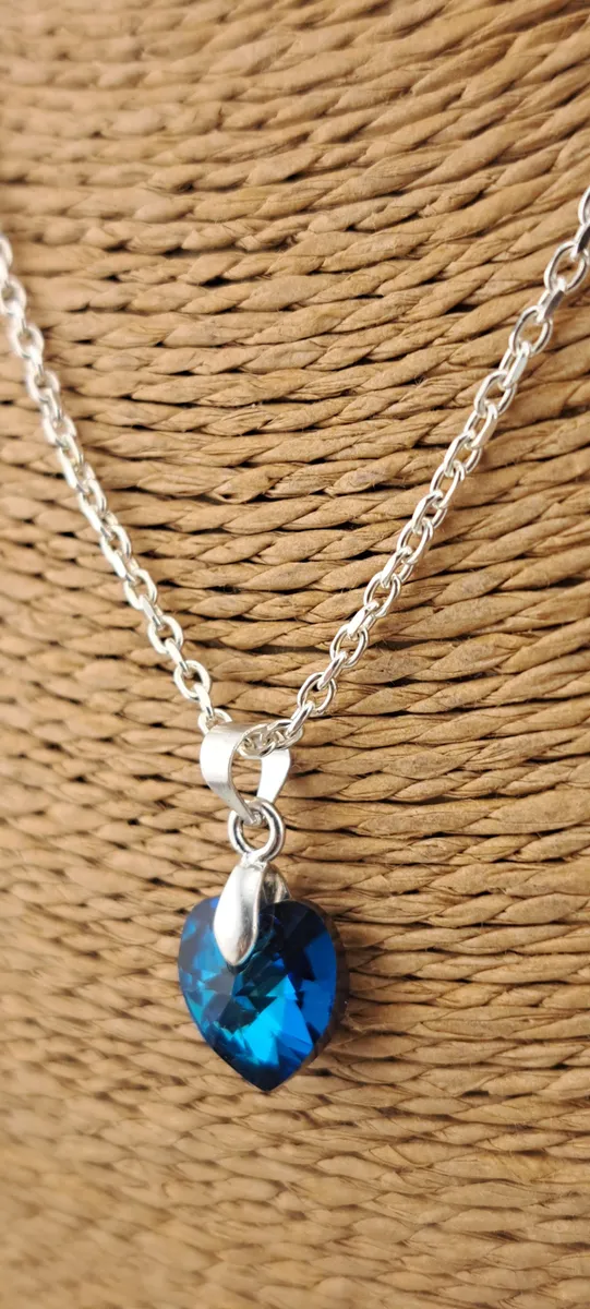 Detalle de cristal austriaco en forma de corazón con facetas brillantes y plata italiana.