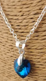 Detalle de cristal austriaco en forma de corazón con plata italiana