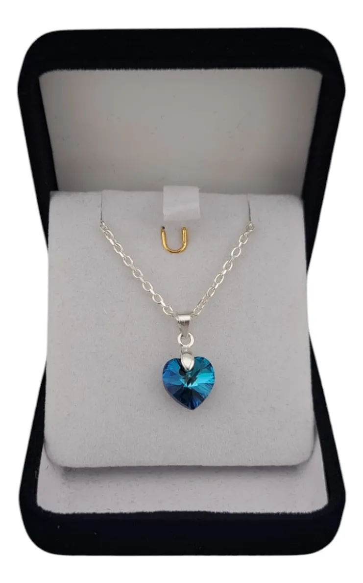 Collar de plata 925 con dije de corazón cristal Swarovski azul bermuda fondo blanco.