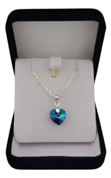 Collar de plata 925 con dije de corazón cristal Swarovski azul bermuda fondo blanco.