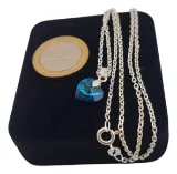 Collar de corazón de plata en su caja de terciopelo premium para regalo de mujer.