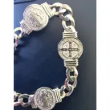 Pulsera con sus tres medallas de San Benito