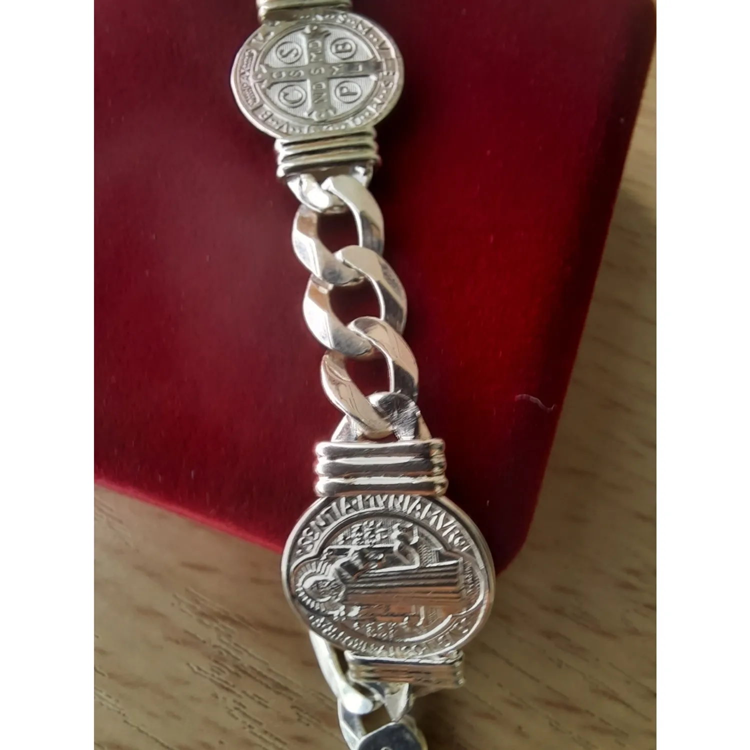 Pulsera de San Benito en caja de regalo de terciopelo elegante