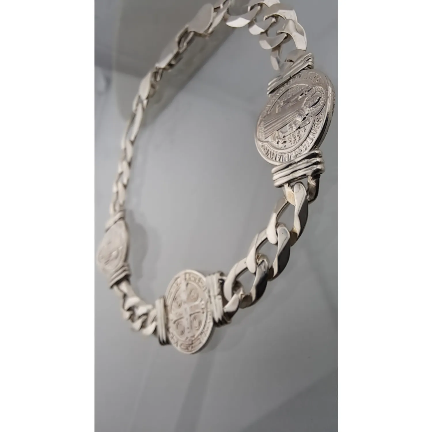 Vista lateral de pulsera San Benito para hombre en plata italiana resaltando el grosor