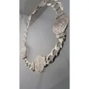 Vista lateral de pulsera San Benito para hombre en plata italiana resaltando el grosor