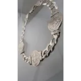 Vista lateral de pulsera San Benito para hombre en plata italiana resaltando el grosor
