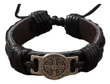 Pulsera de cuero marrón San Benito con medalla de protección central sobre fondo blanco.