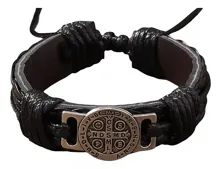 Pulsera de cuero marrón San Benito con medalla de protección central sobre fondo blanco.