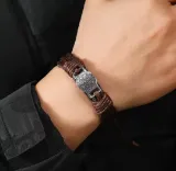 Primer plano de pulsera San Benito para hombre en cuero trenzado colocada en la muñeca.