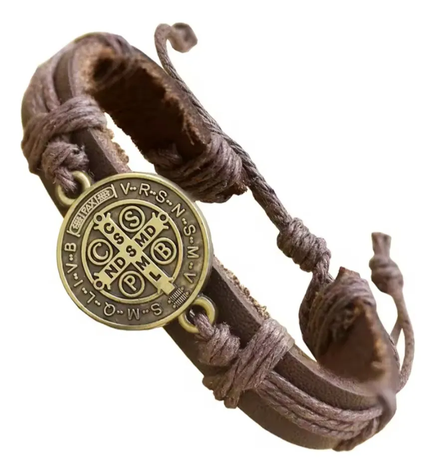 Vista lateral de pulsera masculina San Benito en cuero trenzado con cierre ajustable.