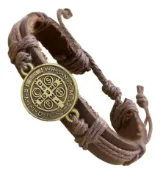Vista lateral de pulsera masculina San Benito en cuero trenzado con cierre ajustable.