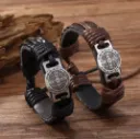 Par de pulseras religiosas San Benito en cuero marrón mostrando detalle del tejido trenzado.