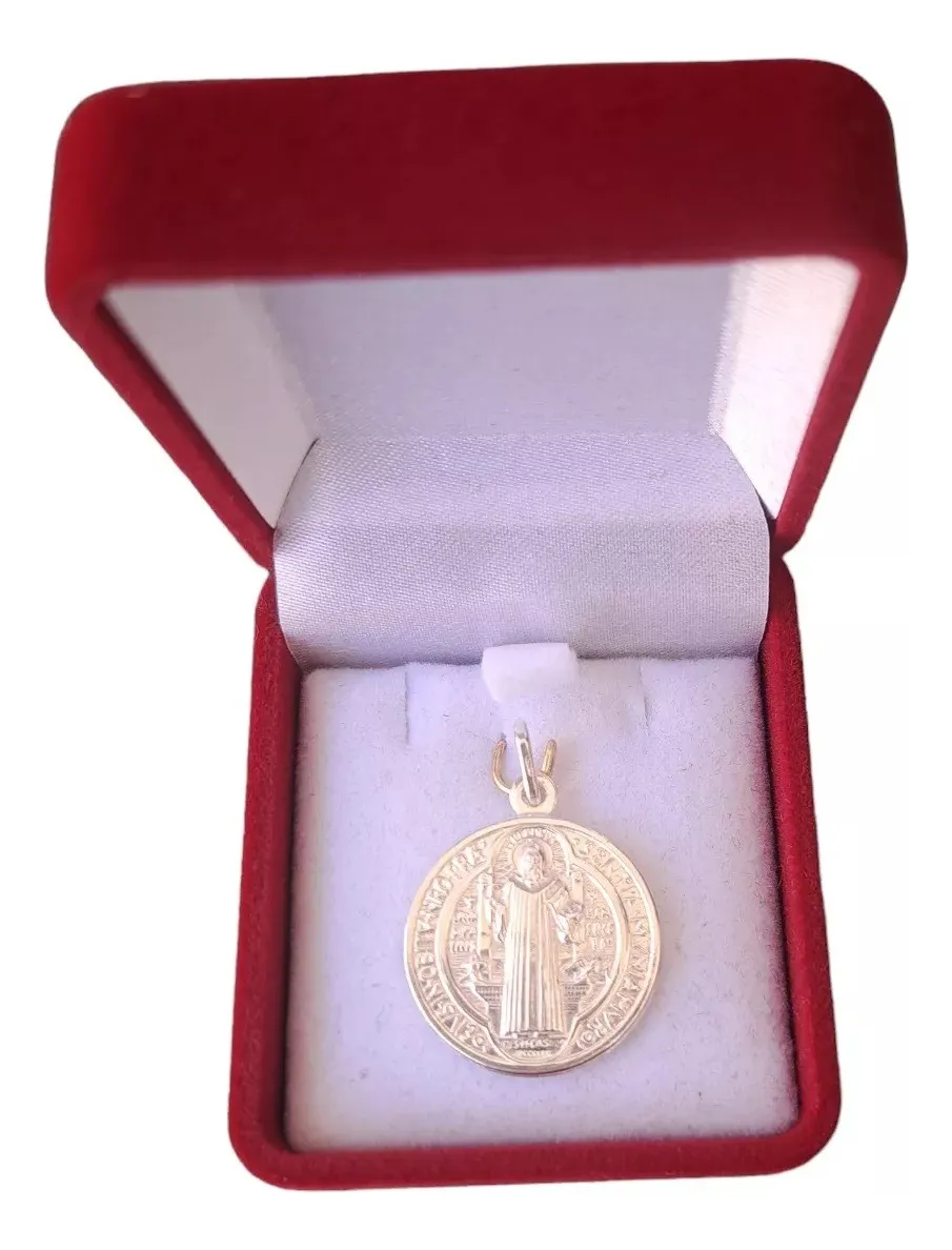 Frente de medalla San Benito de plata en su estuche de regalo de terciopelo.
