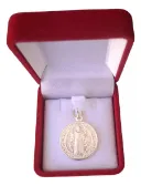 Frente de medalla San Benito de plata en su estuche de regalo de terciopelo.