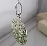 Detalle artístico de dije San Benito en plata italiana 925 para hombre o mujer.