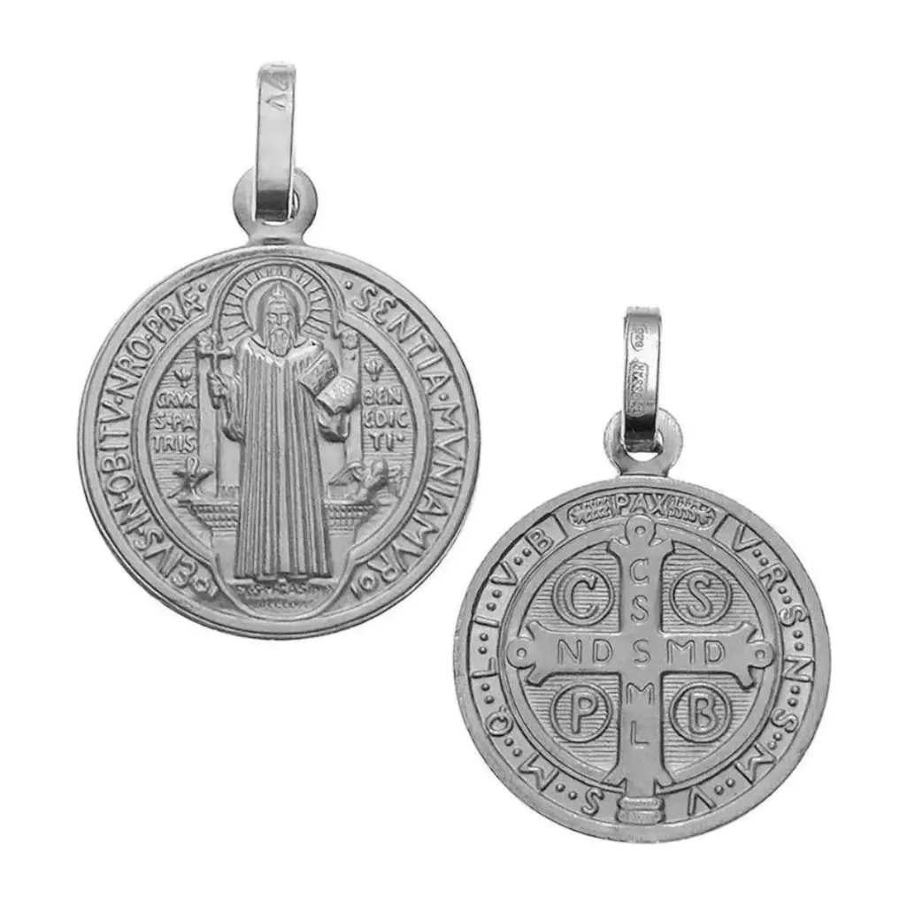 Ambas caras de medalla San Benito en plata italiana 925 original.