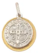 Comparación de tamaño: Medalla San Benito de 17mm sobre moneda de 10 pesos.