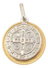 Comparación de tamaño: Medalla San Benito de 17mm sobre moneda de 10 pesos.