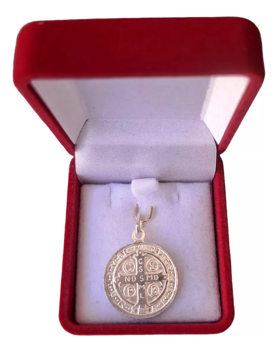 Dorso de la cruz de San Benito en plata ley 925 con acabados de lujo.