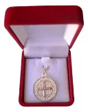 Dorso de la cruz de San Benito en plata ley 925 con acabados de lujo.