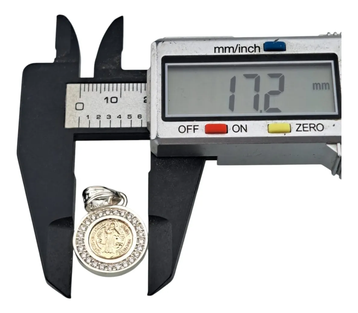 Medalla San Benito en medidor de milimetros, mide 17.2mm de ancho