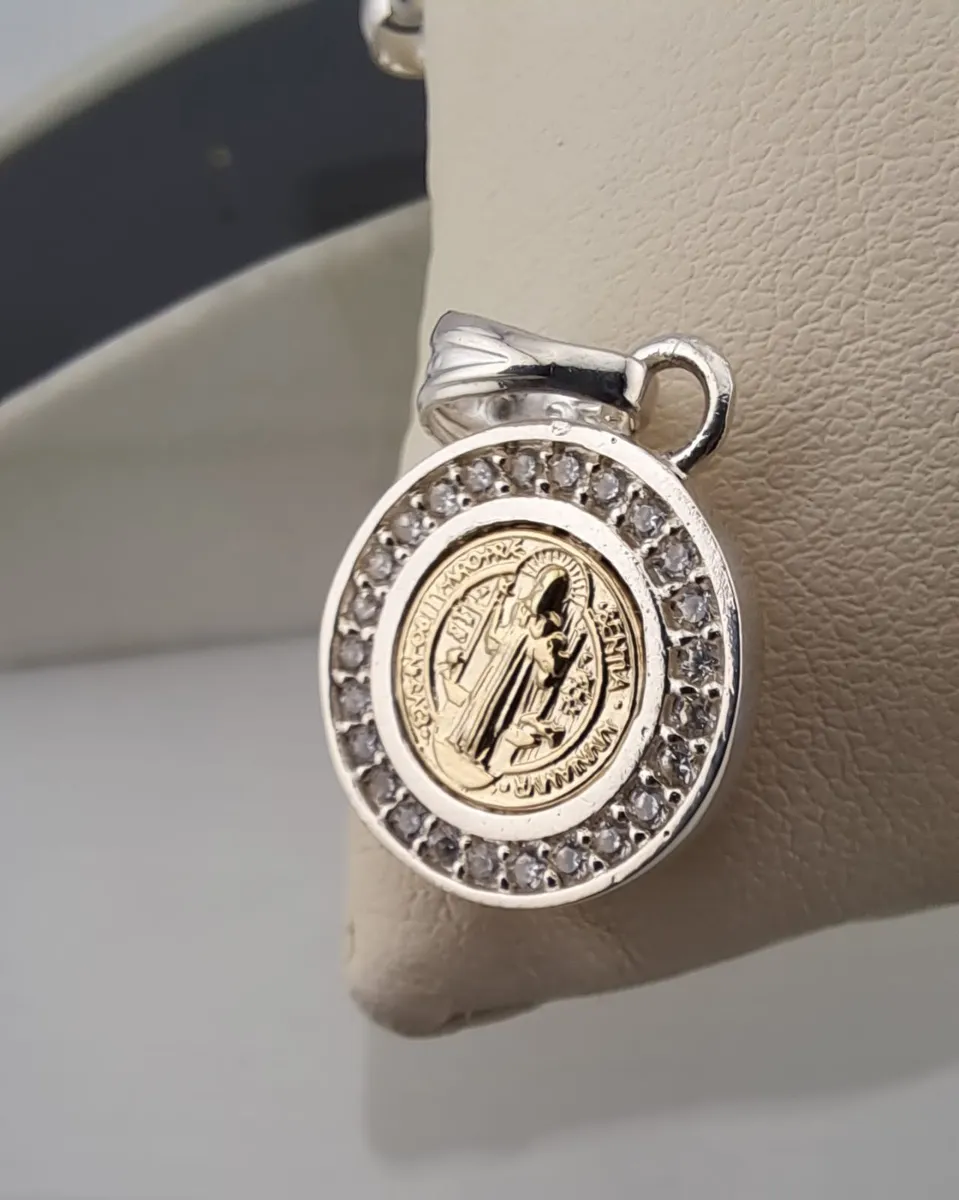 Detalle del Dije Medalla San Benito Plata y Oro 14k 