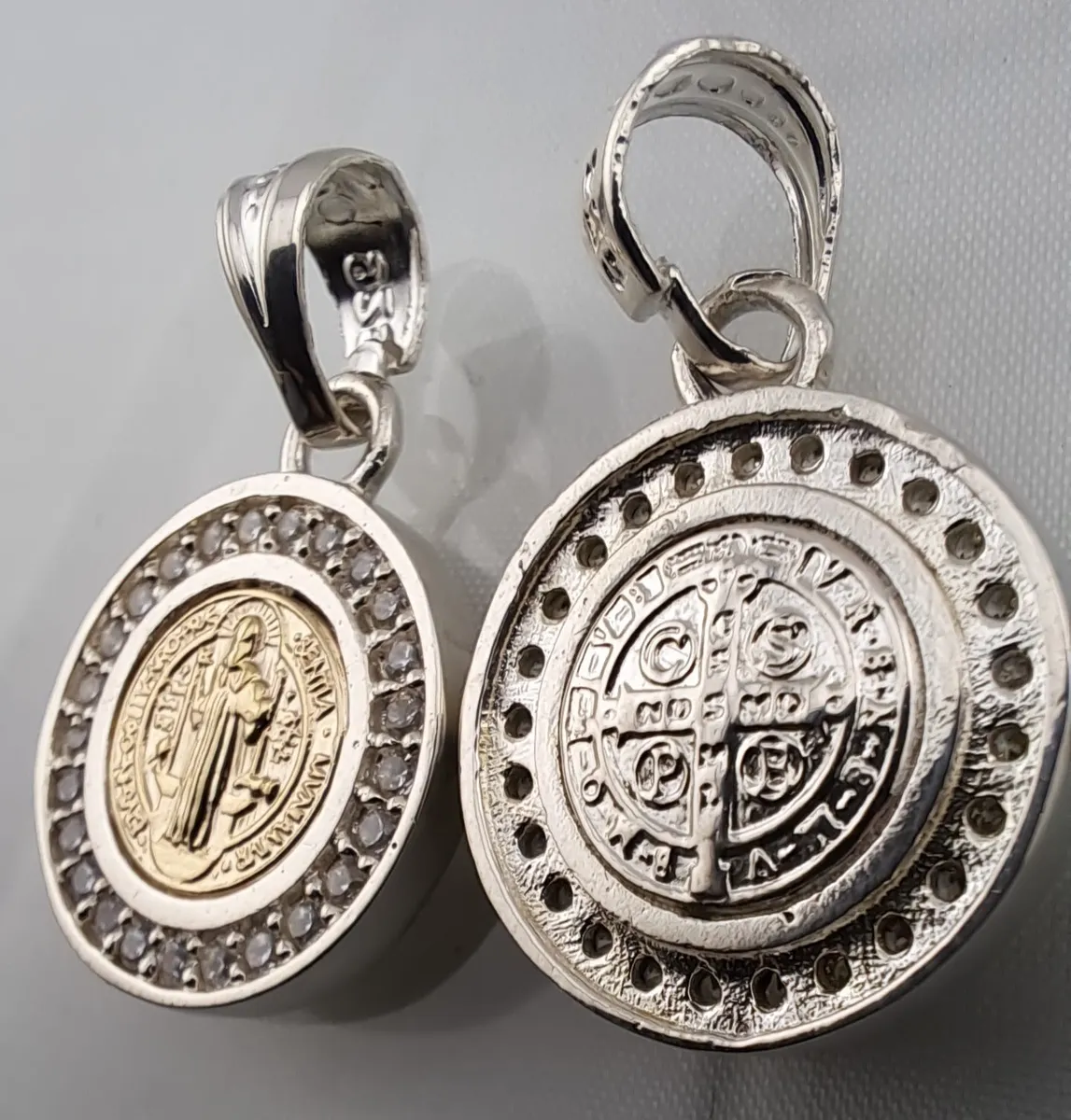 Dije Medalla San Benito Plata y Oro 14k mostrando los dos lados de la medalla