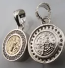 Dije Medalla San Benito Plata y Oro 14k mostrando los dos lados de la medalla