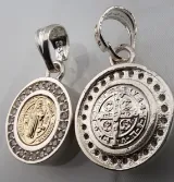 Dije Medalla San Benito Plata y Oro 14k mostrando los dos lados de la medalla